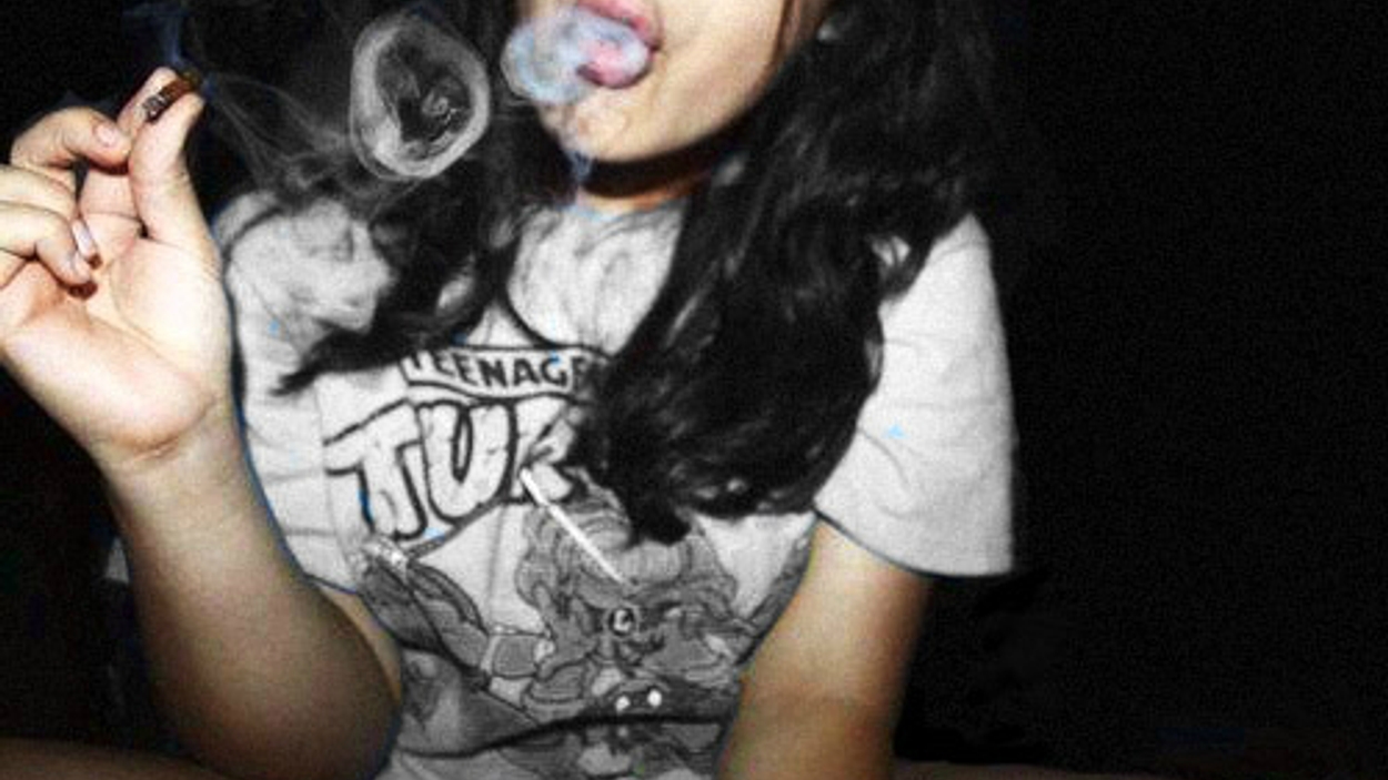 girl smoking weed/flickr.com/daddyboskeazy
