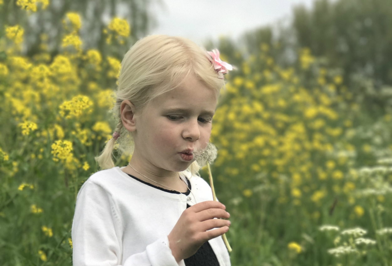 Emma met bloem