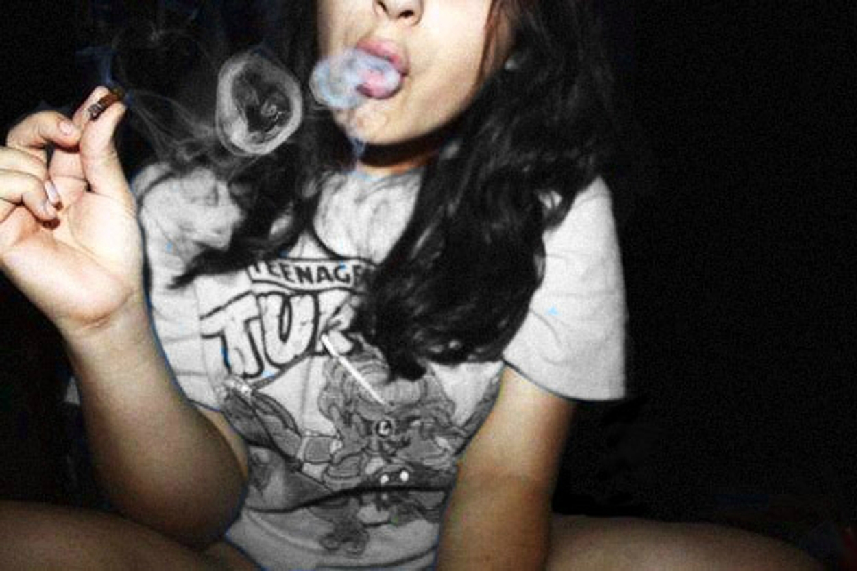 girl smoking weed/flickr.com/daddyboskeazy