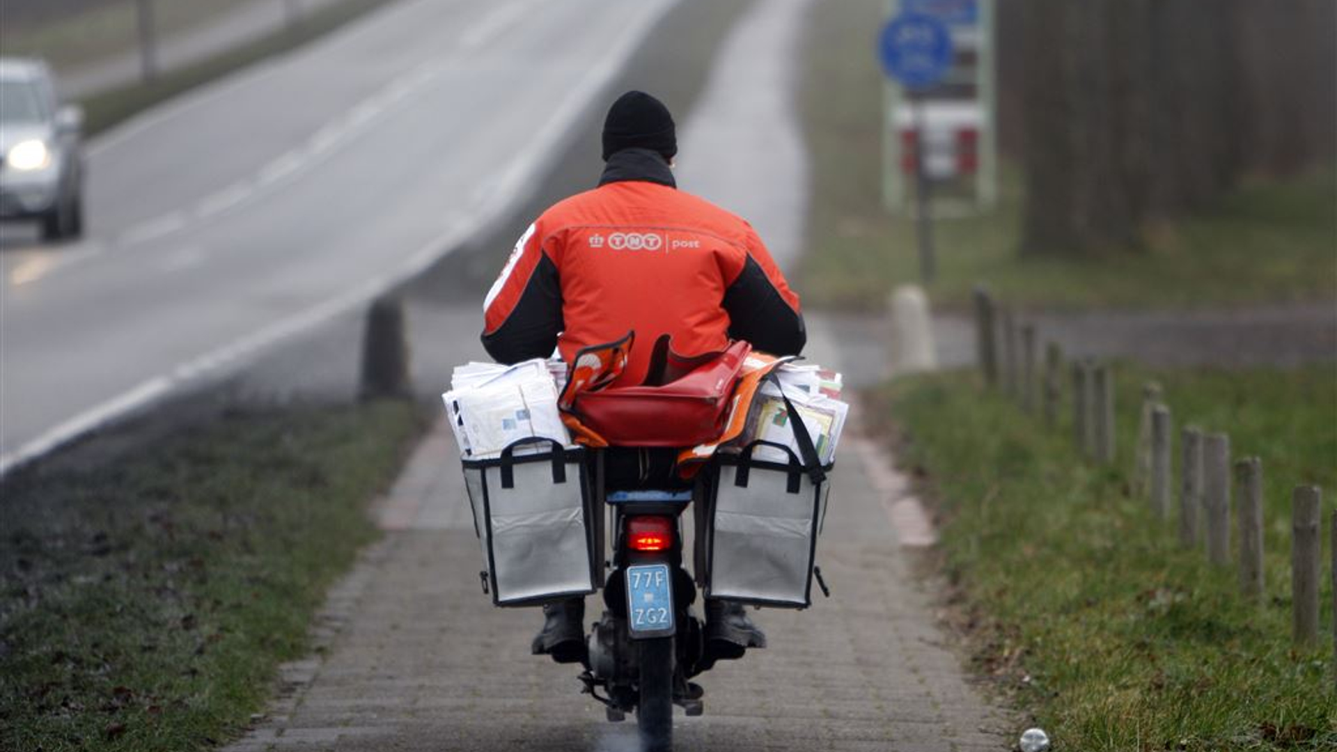 Postbode op scooter