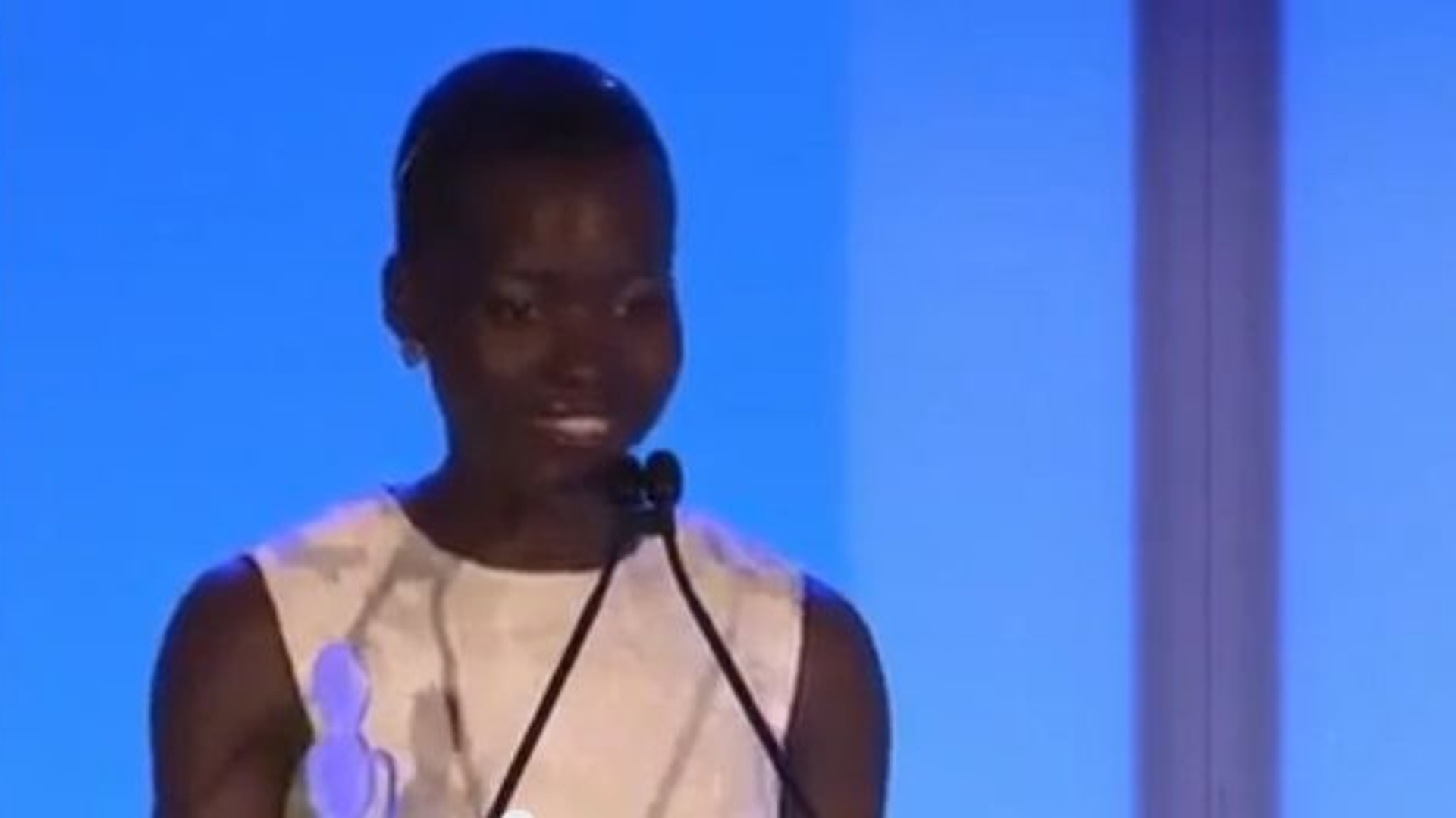 oscarwinnares-lupita-nyongo-houdt-inspirerende-rede-over-schoonheid