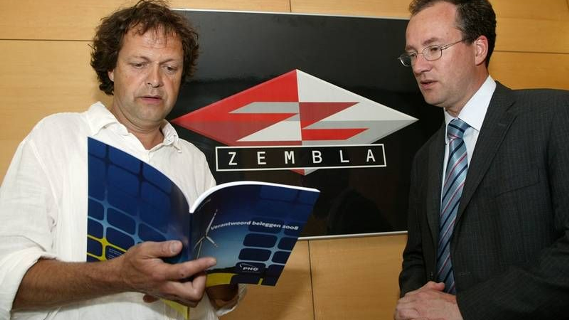 pno-media-overhandigt-eerste-jaarverslag-verantwoord-beleggen-aan-zembla