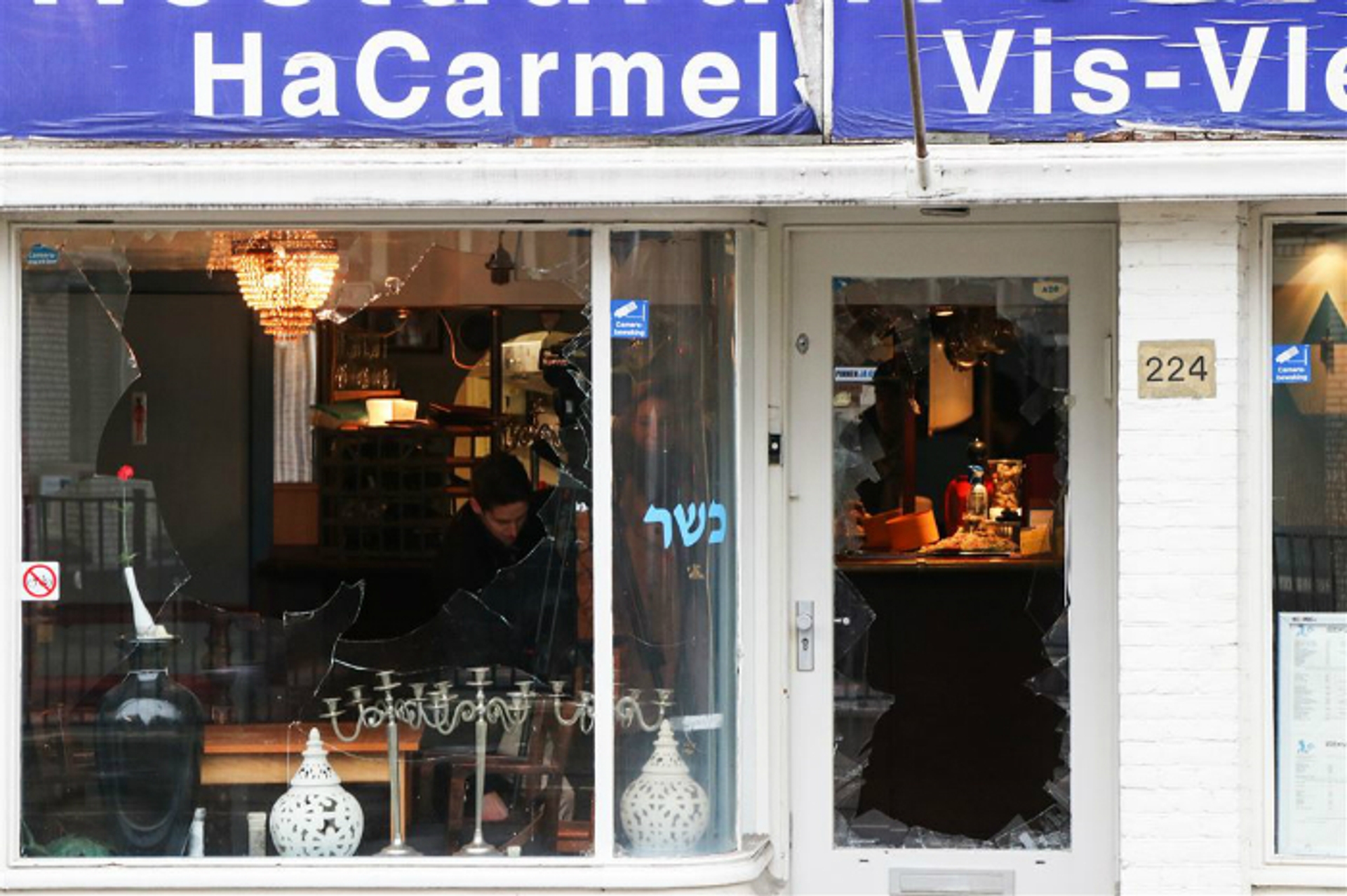Ruiten ingeslagen Israelisch restaurant Amsterdam ANP