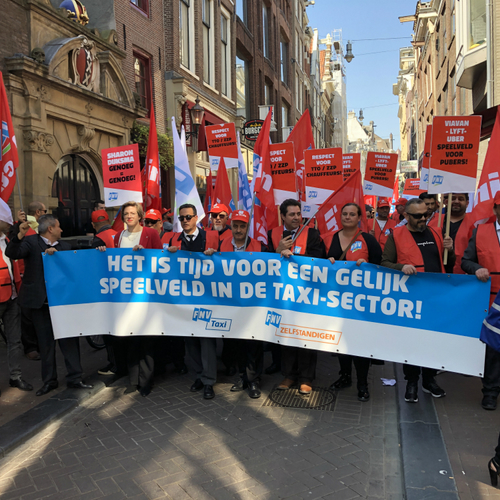 Video: Amsterdamse wethouder belooft nieuw taxibeleid na protest tegen Uber