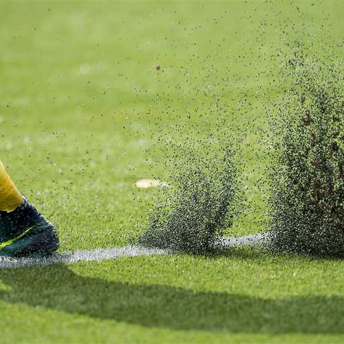 Grond rond kunstgrasvelden vervuild met zink