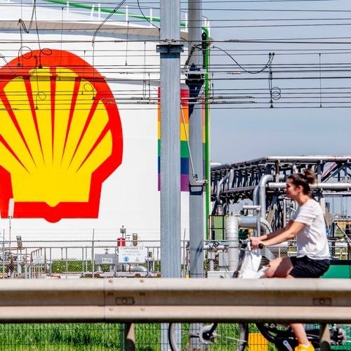 Milieudefensie wint historische klimaatzaak van oliereus Shell
