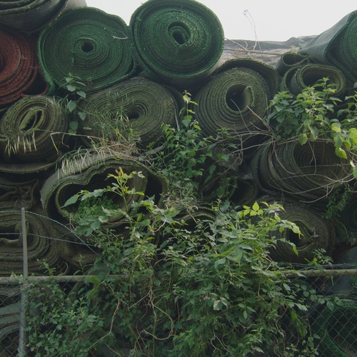 Directrice TUF Recycling krijgt werkstraf voor illegale opslag kunstgrasmatten