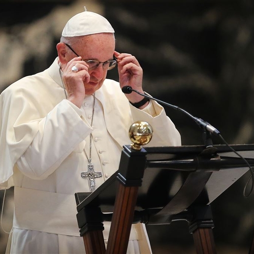 Paus schaft geheimhoudingsregel rond kindermisbruik binnen de kerk af