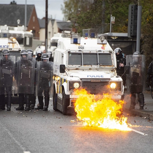Rellen in Noord-Ierland: stenen, molotovcocktails en gewonde agenten