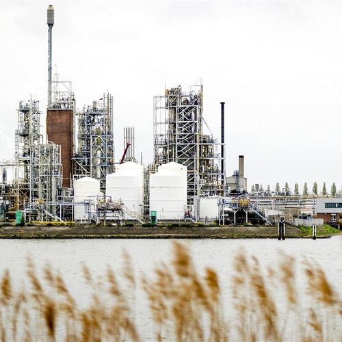 ‘Chemiefabriek Chemours loosde maandenlang veel meer GenX in water dan toegestaan’