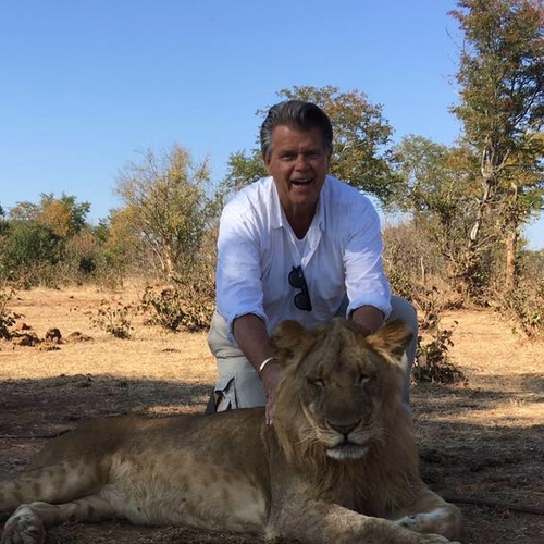 Woede om foto waarop Emile Ratelband met leeuw poseert