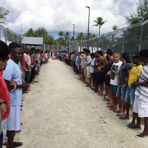 Afbeelding van ‘We zijn doodsbang’, asielzoekers op Manus Island vrezen voor hun leven nu vluchtelingenkamp dichtgaat